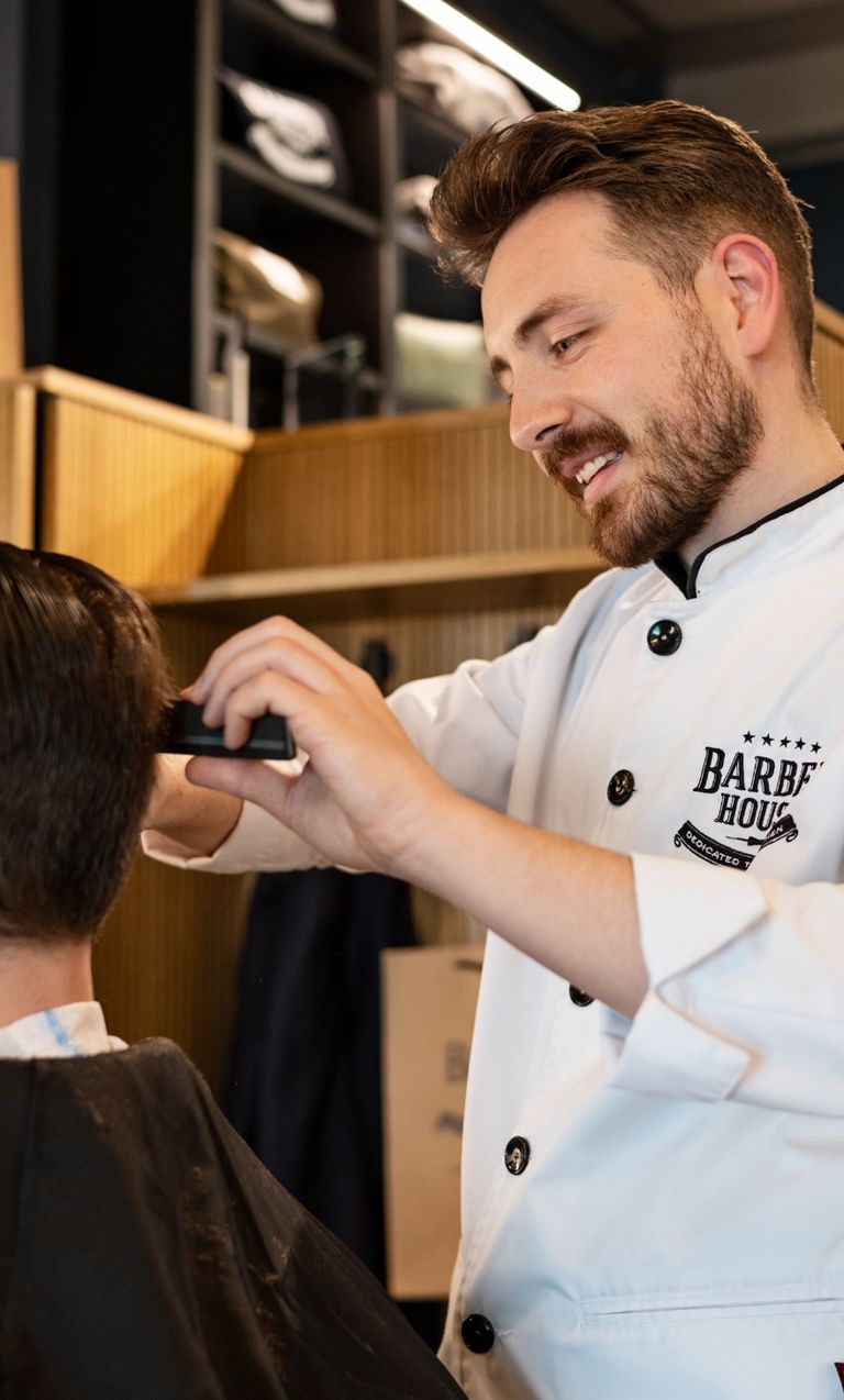 Barber schneidet Haare
